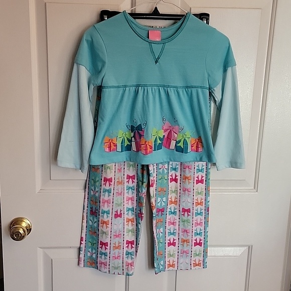 J. Khaki Other - Girls Christmas Presents Pajamas, 2-piece set, M(7-8). Multicolored.